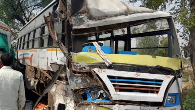 नौहझील में एंबुलेंस से टकराई प्राइवेट बस, चालक एंबुलेंस में फंसा, प्रेग्नेंट महिला को अस्पताल लेकर जा रही थी एम्बुलेंस।