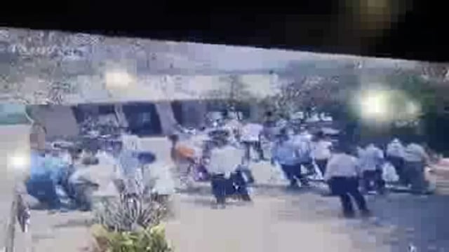 ▶️....मथुरा : नगर मजिस्ट्रेट की दबंगई का वीडियो वायरल
नगर मजिस्ट्रेट राकेश कुमार ने PWD बाबू गोपाल प्रसाद को पीटा
 ऑफिस के अंदर और बाहर खींचकर की गई मारपीट
 सुरक्षाकर्मी समेत 10 लोग मौजूद, कर्मचारी बचाव करते रहे
 PWD कर्मचारियों ने कार्यालय बंद कर जताया विरोध
 बाइक हटाने को लेकर कहासुनी, होमगार्ड ने की थी शिकायत