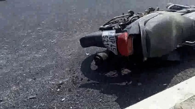 अंबेडकर नगर..
बाइक और कार में हुई जबरदस्त टक्कर बाइक सवार की मौत बाइक सवार को टक्कर मारने वाली फोर व्हीलर गाड़ी निकली सरकारी कर्मचारी की गाड़ी जिस पर पुलिस लिखा हुआ है।