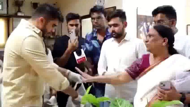 दिल्ली: डीयू प्रिंसिपल के गोबर प्रेम के खिलाफ छात्रों का अनोखा विरोध, प्रिंसिपल के कमरे को गोबर से रंग दिया#protest