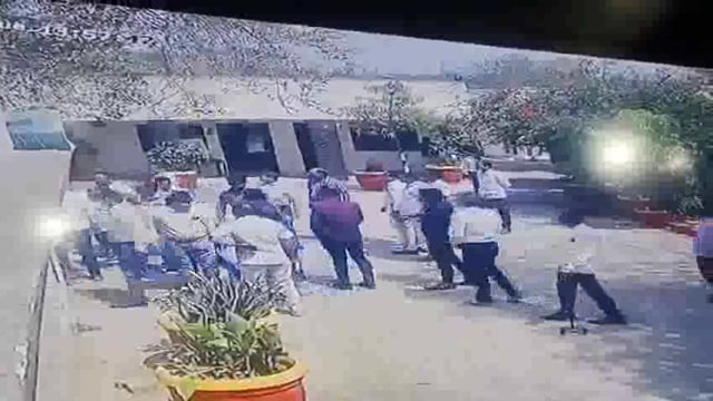 मथुरा: सिटी मजिस्ट्रेट की गुंडागर्दी, पीडब्ल्यूडी क्लर्क को पीटा#crime