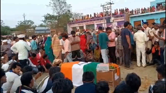 मथुरा में राजकीय सम्मान के साथ हुआ सैनिक का अंतिम संस्कार, नम हुईं ग्रामीणों की आंखें