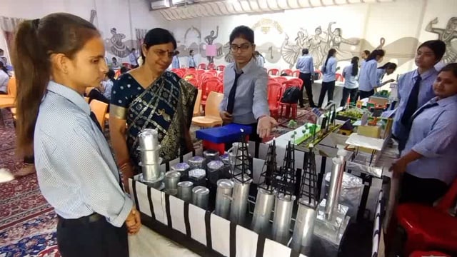 मथुरा के एक कॉलेज में छात्राओं ने किया वैज्ञानिक प्रतिभा का प्रदर्शन