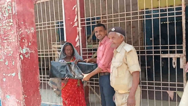 आशियाना उड़े पीड़ित महिला को अंचलाधिकारी द्वारा तत्काल प्लास्टिक शेड का किया गया वितरण, अन्य सहायता भी दी जाएगी