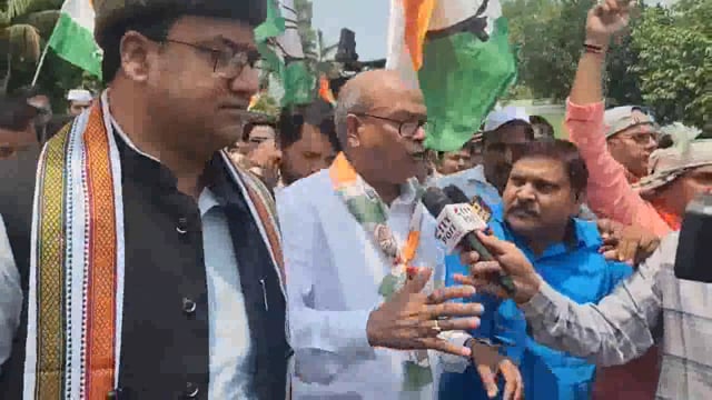 नेशनल हेराल्ड, जो 1947 से पहले अंग्रेज़ों के खिलाफ आवाज उठाता था और गांधी परिवार और कांग्रेस पार्टी के साथ जुड़ा हुआ था, अब 2025 में एक नए राजनीतिक संदर्भ में संघी विचारधारा के निशाने पर है। यह परिवर्तन#politics