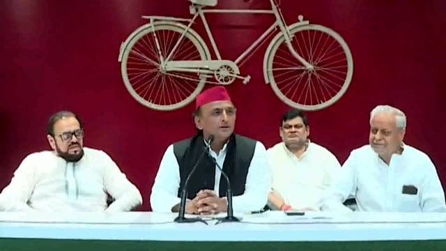 समाजवादी पार्टी के अध्यक्ष अखिलेश यादव ने एक बार फिर सरकार पर हमला करते हुए कहा, 