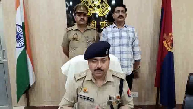 ▶️....बाराबंकी : पत्नी की निर्मम हत्या, आरोपी पति गिरफ्तार 
 अवैध संबंधों के शक में पति ने की पत्नी की हत्या
 चाकू से गला रेतकर की गई निर्मम हत्या
 पत्नी के फोन पर बात करने से था नाराज़
 पुलिस ने आरोपी पति को कर लिया गिरफ्तार
 कोठी थाना क्षेत्र के पूरे लाला मजरे सेमरावां की घटना