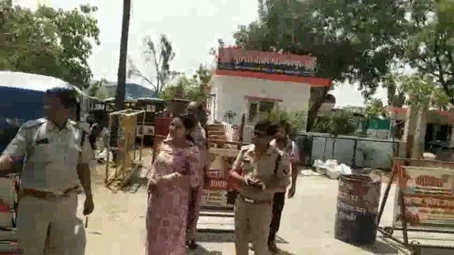 ▶️...जिला  बाराबंकी 
 *परिवहन विभाग ने अब तक किये 149 ई-रिक्शा सीज व 201 चालान* 
बाराबंकी। सड़कों पर बिना फिटनेस व ड्राइविंग लाइसेन्स के अपंजीकृत ई-रिक्शा व आटो के विरुद्ध परिवहन विभाग ने बडे पैमाने पर दंडात्मक कार्यवाही की है। 01 अप्रैल से 30 अप्रैल तक ई-रिक्शा-आॅटो के खिलाफ विशेष संघन चेकिंग अभियान चलाया जा रहा है। सहायक सम्भागीय परिवहन अधिकारी प्रशासन/प्रवर्तन श्रीमती अंकिता शुक्ला व यात्री/मालकर अधिकारी श्री रवि चन्द्र त्यागी की संयुक्त टीमे लगातार अभियान चलाकर सैकडो की संख्या मे ई-रिक्शा को सीज करते हुये नजर आ रहे है।