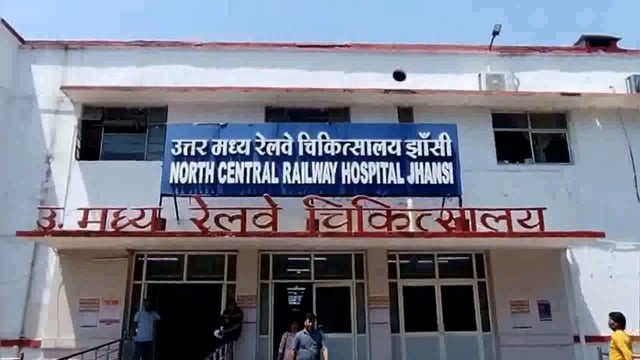 झांसी रेलवे अस्पताल OT में लगी आग, रेल कर्मियों व दमकल टीम ने मौके पर पहुंचकर बचाया बड़ा हादसा होने से 