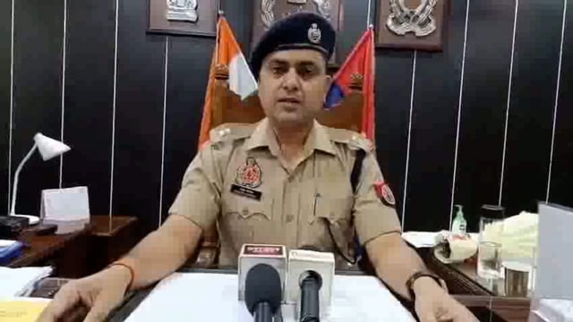 ▶️...बरेली। गोपनीय हेल्पलाईन नम्बर पर, गिरोह द्वारा आटो रिक्शा/ई-रिक्शा चालको से अवैध वसूली करने के प्रकरण में मिली सूचना पर पुलिस द्वारा 02 व्यक्तियो को हिरासत में लेकर अभियोग पजीकरण की कार्यवाही के सम्बन्ध में जानकारी देते श्री मानुष पारीक पुलिस अधीक्षक नगर।