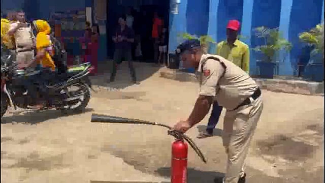 अग्निशमन विभाग के कर्मियों ने आग़ एवं वज्रपात से बचाव का दिया जानकारी।