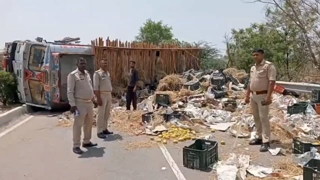 झांसी ललितपुर हाईवे पर आम से भरा ट्रक बीच हाईवे पर पलटा पुलिस ने की रखवाली