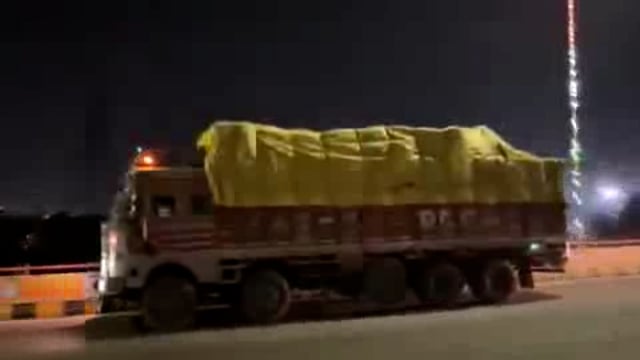 ▶️.....गाजियाबाद: रॉन्ग साइड दो ट्रक के चलने का वीडियो वायरल
एलिवेटेड रोड पर रॉन्ग साइड चल रहे थे दो ट्रक
दोनों ट्रक बड़े हादसे को दे सकते थे दावत
कार सवार ने वीडियो बनाकर किया वायरल