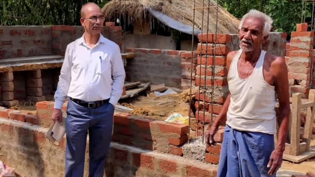 बीडीओ ने प्रधानमंत्री आवास योजना की जांच