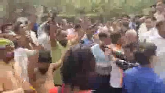 ▶️.....गाजियाबाद पुलिस कमिश्नर अजय मिश्रा के ट्रांसफर के बाद #लोनी विधायक नंद किशोर गुर्जर और उनके समर्थकों ने ढोल नगाड़े के साथ  मनाई खुशियां।
#MLA_LONI काफी दिनों से ट्रांसफर की मांग कर रहे थे लोनी विधायक ने कमिश्नर पर पूर्व में कई तरह के गंभीर आरोप भी लगाए थे।