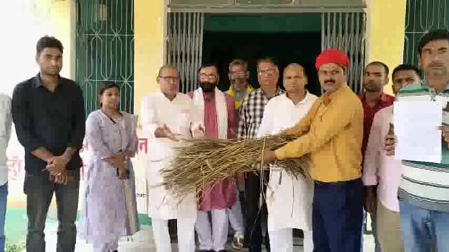 किसानों ने आंधी तूफान बारिश एवं ओलावृष्टि से हुए नुकसान की क्षतिपूर्ति को लेकर बीएओ एवं सीओ  को दिया आवेदन।