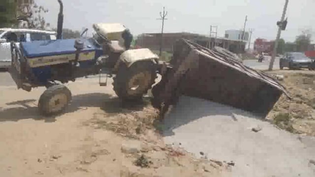वृंदावन डांगोली रोड़ पर पानीगांव के पास गड्ढे में पलटी क्रेशर भरी अनियंत्रित टैक्टर ट्राली, चालक ने कूदकर बचाई जान।