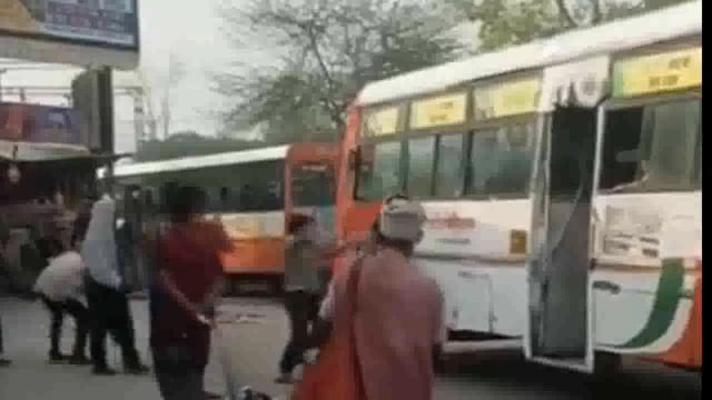 मथुरा नए बस स्टैंड पर सवारी बैठाने को लेकर सरकारी और प्राइवेट बस चालकों में हुई मार-पीट।