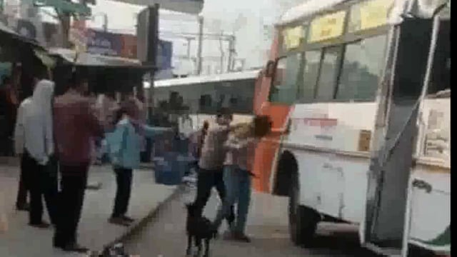 मथुरा नए बस स्टैंड पर सवारी बैठाने को लेकर प्राइवेट बस मालिक ने सरकारी रोडवेज बस चालक से की मारपीट, टिकट मशीन तोड़ी, वीडीयो हुआ वायरल।