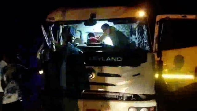 भेंटुआ विकासखंड के‌ परितोष गांव में दोटृक आपस में टकराई दोनों के चालक घायल एक चालाक का पैर फंसा पुलिस कर्मियों ने निकाला