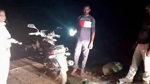 उत्पाद विभाग ने 110 लीटर देशी शराब व एक बाइक को किया जब्त; तस्कर फरार