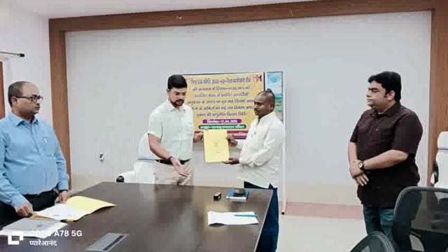 जन वितरण प्रणाली के तहत 12 आवेदकों को जिला प्रशासन द्वारा प्रदान किया गया अनुज्ञप्ति