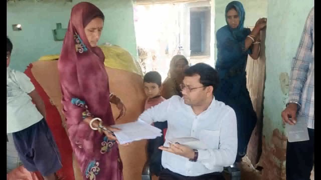 डीलर द्वारा खाद्यान्न गड़बड़ी की शिकायत पर प्रखंड आपूर्ति पदा0 कार्ड धारकों के घर पहुंच कर किया जांच 