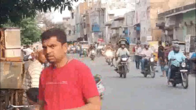 मथुरा में केंद्र सरकार द्वारा वक्फ संशोधन बिल अधिनियम 2025 लागू होने से मुस्लिम समुदाय के लोगों ने जताई खुशी