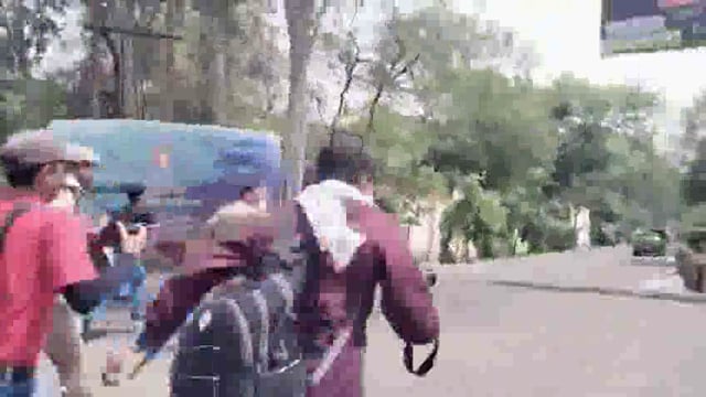 मेरठ में सीएम योगी पर ममता बनर्जी की टिप्पणी के विरोध में अखिल भारतीय हिंदू संगठन के सदस्यों ने ममता बनर्जी का पुतला फूंका। इस दौरान जमकर नारेबाजी और हंगामा हुआ, और पुलिस की मौजूदगी में पुतला जलाया गया।
पुतला जलाने के बाद पुलिस ने सचिन सिरोही, जो कि अखिल भारतीय हिंदू संगठन के राष्ट्रीय अध्यक्ष हैं, उन्हें हिरासत में लिया। सचिन सिरोही को सिविल लाइन थाने लाया गया।#politics