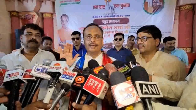 सांसद दिनेश शर्मा ने अखिलेश यादव और समाजवादी पार्टी (सपा) पर तीखा हमला करते हुए आरोप लगाया कि सपा जानबूझकर लोगों को आपस में लड़ाने की कोशिश कर रही है। उन्होंने कहा कि सपा के नेता इंदरजीत सरोज को देवताओं के खिलाफ गालियां दिलवा रहे हैं, जो समाज में नफरत फैलाने की साजिश है।#politics