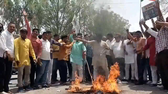 भाजपा नेताओं ने नेशनल हेराल्ड घोटाले को लेकर सोनिया और राहुल गांधी के खिलाफ प्रदर्शन किया। भाजपा युवा मोर्चा के जिला अध्यक्ष आकाश सिंह के नेतृत्व में यह प्रदर्शन जोरदार तरीके से किया गया, जिसमें सोनिया-राहुल गांधी मुर्दाबाद के नारे लगाए गए।#politics
