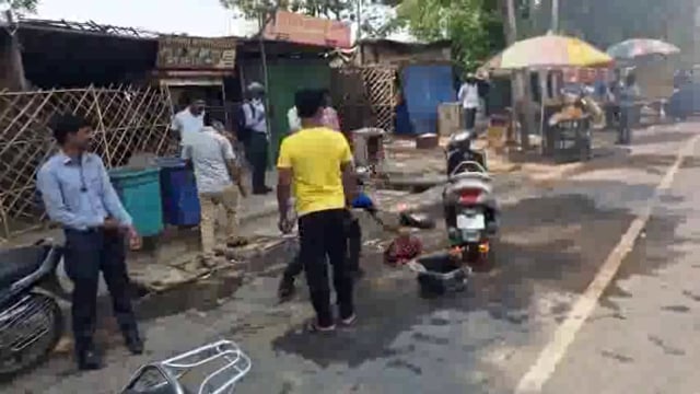 प्रयागराज के धूमनगंज थाना क्षेत्र में उस वक्त हड़कंप मच गया जब नेहरू पार्क के पास चलती हुई स्कूटी अचानक आग का गोला बन गई। गर्मी के चलते शॉर्ट सर्किट से आग लगने की आशंका जताई जा रही है।
स्कूटी सवार ने सूझबूझ दिखाते हुए समय रहते कूदकर अपनी जान बचाई। मौके पर मौजूद स्थानीय लोगों ने तुरंत कार्रवाई करते हुए पानी और कंबल की मदद से आग बुझाने की कोशिश की। हालांकि, जब तक आग पर पूरी तरह काबू पाया गया, स्कूटी काफी हद तक जल चुकी थी।#politics