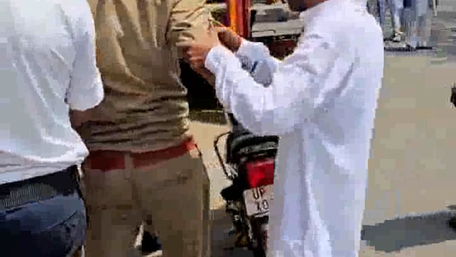 बिजनौर (उत्तर प्रदेश): जिले के जजी चौक इलाके में एक सिपाही का नशे में धुत होकर सड़क पर लड़खड़ाना लोगों के बीच चर्चा का विषय बन गया है। घटना का वीडियो सोशल मीडिया पर तेजी से वायरल हो रहा है, जिसमें सिपाही को सड़क किनारे असहाय हालत में बैठा और गिरता-पड़ता देखा जा सकता है।#politics