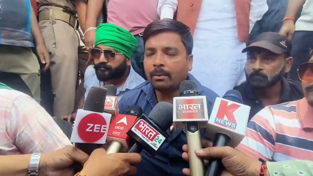 पीलीभीत (उत्तर प्रदेश): जिले में भाजपा नगर अध्यक्ष इंद्रेश चौहान की पिटाई के मामले ने तूल पकड़ लिया है। नगर अध्यक्ष ने आरोप लगाया है कि हमलावरों की पहचान के बावजूद पुलिस कोई कार्रवाई नहीं कर रही, जिससे आक्रोशित होकर उन्होंने सुनगढ़ी कोतवाली गेट के बाहर धरना प्रदर्शन किया।#politics