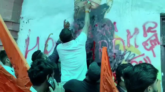 गाजियाबाद (उत्तर प्रदेश): गाजियाबाद रेलवे स्टेशन पर प्लेटफार्म की दीवारों पर बनाई गई एक पेंटिंग को लेकर विवाद खड़ा हो गया। विवाद की वजह बनी एक ऐसी तस्वीर, जो कथित रूप से मुगल शासक औरंगजेब की बताई जा रही है। स्टेशन की सुंदरता बढ़ाने के मकसद से बनाई गई इस पेंटिंग को लेकर हिंदू रक्षा दल ने कड़ा विरोध जताया।#politics