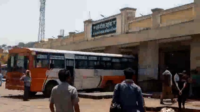 महोबा (उत्तर प्रदेश): शहर कोतवाली क्षेत्र स्थित रोडवेज बस स्टैंड में उस वक्त हड़कंप मच गया जब स्टैंड में खड़ी एक रोडवेज बस में अचानक आग लग गई। आग ने कुछ ही पलों में विकराल रूप ले लिया और बस पूरी तरह जलकर खाक हो गई।#politics