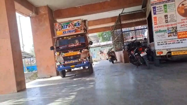 झांसी नगर निगम में एक चौंकाने वाला मामला कार्यालय परिसर में आइस्क्रीम ठेले के रेफ्रिजरेटर को चार्ज किया जा रहा था