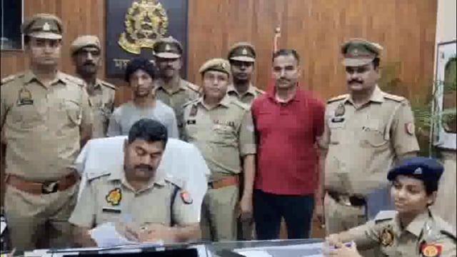 मथुरा में वाहन चोरी की रोकथाम में पुलिस को मिली बड़ी सफलता, 2 शातिर वाहन चोर गिरफ्तार, एक दर्जन से अधिक चोरी की मोटरसाइकिलें हुईं बरामद।