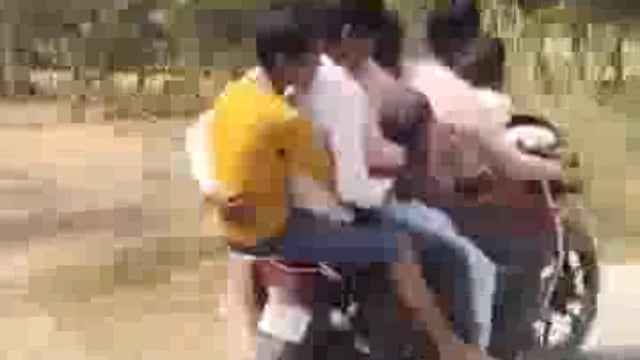 *रायबरेली*
यातायात नियमों की खुलेआम उड़ रही धज्जियां
एक बाइक पर 6 लोग सवार होकर यातायात नियम की उड़ा रहे धज्जियां
बाइक में सवार 6 लोगों का फर्राटा भरने का वीडियो वायरल
डीह थाना क्षेत्र का बताया जा रहा वायरल वीडियो