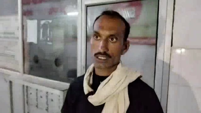 इटावा जिले के थाना सहसो क्षेत्र स्थित बंसरी रोड पर एक भीषण सड़क हादसा हुआ, जिसमें 2 बाइकों की आमने-सामने टक्कर हो गई। इस हादसे में 3 लोगों की मौत हो गई, जबकि 2 लोग गंभीर रूप से घायल हो गए।
घायल 5 लोगों में से 3 को डॉक्टरों ने मृत घोषित कर दिया, जबकि बाकी 2 को गंभीर चोटों के कारण सैफई पीजीआई रेफर किया गया। #accident