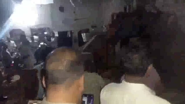 मेरठ: लिसाड़ी गेट थाना क्षेत्र के अहमदनगर में एक बड़े हादसे ने पूरे इलाके को हिलाकर रख दिया। तेज आंधी और बारिश के कारण मकान की छत अचानक भरभराकर गिर गई, जिससे घर के अंदर मौजूद मासूम बच्ची और उसकी मां मलबे में दबकर मौत हो गई।
हादसे में 3 अन्य लोग भी मलबे में दबकर घायल हो गए, जिन्हें पास के अस्पताल में इलाज के लिए भर्ती कराया गया#accident