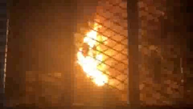 संभल जिले के कोतवाली क्षेत्र में एक हैरान कर देने वाली घटना सामने आई, जब आकाशीय बिजली तेज गड़गड़ाहट के साथ एक पेड़ पर गिरी। बिजली गिरने के कारण पेड़ में तुरंत आग लग गई, जिससे आसपास के इलाके में हड़कंप मच गया।#accident