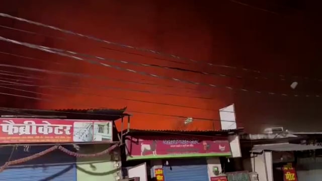 लखनऊ के गुडंबा थाना क्षेत्र स्थित पहाड़पुर में एक खाली प्लॉट में भीषण आग लग गई। आग झुग्गी-झोपड़ी और कबाड़ के ढेर में लगी थी, जिससे पूरे इलाके में अफरा-तफरी मच गई।#accident