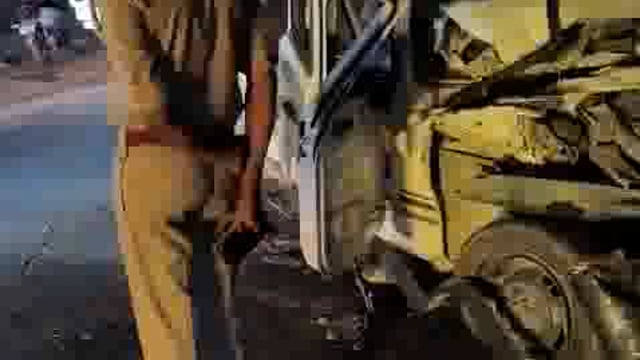 रायबरेली के मिल एरिया क्षेत्र के मालिन का पुरवा के पास एक भयंकर सड़क हादसा हुआ, जिसमें तेज रफ्तार डंपर ने कार को टक्कर मार दी। इस हादसे में बोलेरो कार के परखच्चे उड़ गए, जिससे एक महिला की मौत हो गई और 14 लोग गंभीर रूप से घायल हो गए।#accident