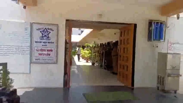 नासिक पुलिस ने AIMIM के पूर्व चीफ मुख्तार शेख को गिरफ्तार किया है। उन पर अवैध दरगाह को तोड़ने के मामले में दंगा भड़काने और पुलिस पर हमला करने का आरोप है।
मुख्तार शेख पर आरोप है कि उन्होंने लोगों को भड़काया, पत्थरबाजी की और भीड़ जमा करके माहौल बिगाड़ने की कोशिश की। दरगाह को तोड़ने को लेकर हुए विवाद में शेख की कथित भूमिका ने नासिक में दंगे जैसी स्थिति उत्पन्न कर दी थी।#police