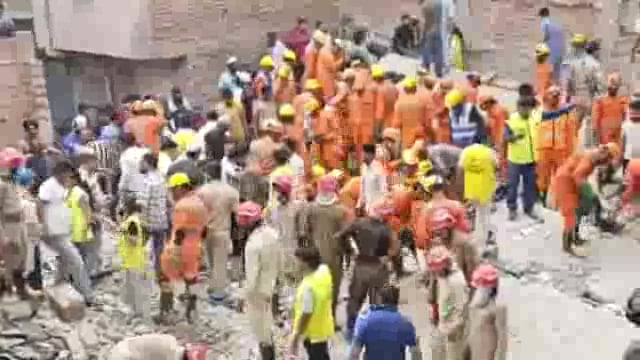 दिल्‍ली: मुस्‍तफाबाद इलाके में आज तड़के छह मंजिला इमारत ढ़हने से 5 लोगों की मौत हो गई करीब 8-10 लोगों के मलबे में अभी भी दबे होने की आशंका हैNDRF और दिल्‍ली पुलिस की टीम द्वारा राहत तथा बचाव कार्य जारी है#accident