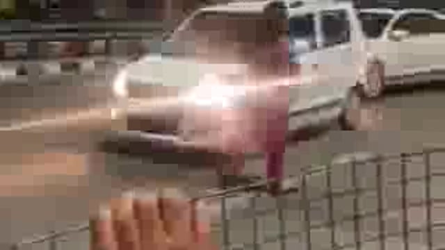 ▶️.....हरिद्वार के हरकी पैड़ी का एक वीडियो सोशल मीडिया पर तेजी से वायरल हो रहा है। वीडियो में यह महिला जबरदस्ती कारों को रोकती नजर आ रही है। इस दौरान महिला ने एक ट्रैफिक पुलिस वाले की चलती स्कूटी को भी पकड़ कर रोक लिया और उसमें बैठ गई।