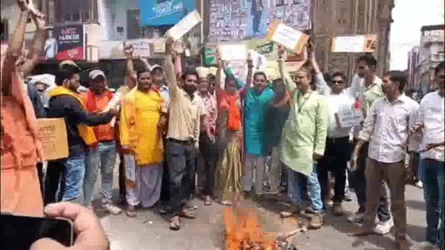 मथुरा में हिंदू महासभा का प्रदर्शन, पश्चिम बंगाल में राष्ट्रपति शासन की मांग