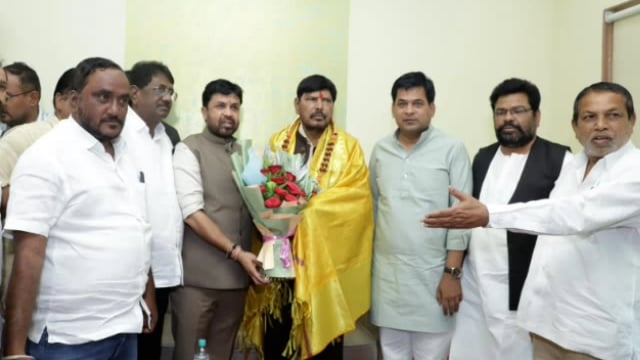 आमदार संजय बनसोडे यांनी केंद्रीय राज्यमंत्री रामदास आठवले यांची घेतली भेट