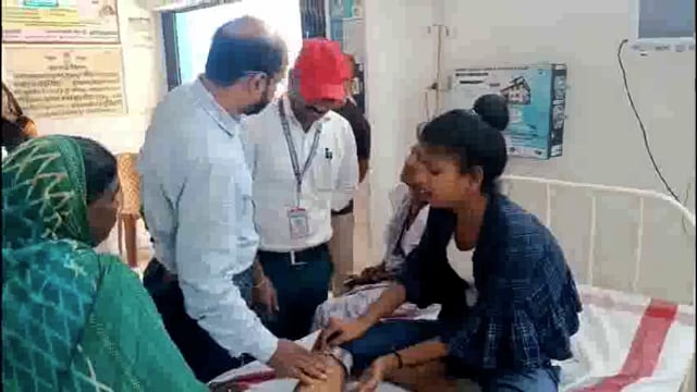 ई रिक्शा पलटने से किशोरी सहित तीन महिला जख्मी।